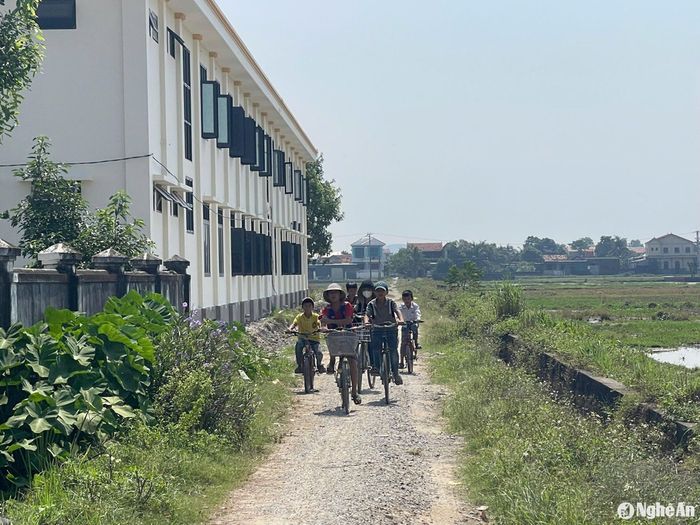 Dự án kéo dài đã ảnh hưởng lớn đến việc đi lại của người dân địa phương, nhất là các em học sinh. Ảnh: Tiến Đông