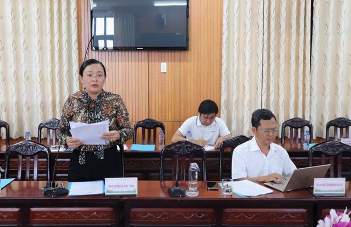 Lãnh đạo Bảo hiểm xã hội tỉnh đóng góp ý kiến tại hội nghị