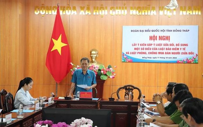 Ông Trần Văn Sáu – Phó trưởng Đoàn đại biểu Quốc hội tỉnh ghi nhận ý kiến đóng góp của đại biểu