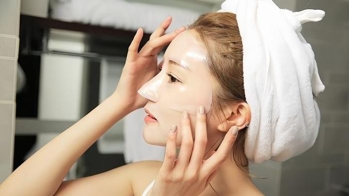 Việc có cần rửa mặt sau khi đắp mặt nạ giấy hay không phụ thuộc vào loại mặt nạ mà bạn sử dụng.