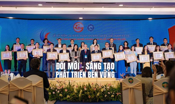 Các doanh nghiệp nhận danh hiệu Doanh nghiệp TP.HCM tiêu biểu năm 2024. Ảnh: PNJ