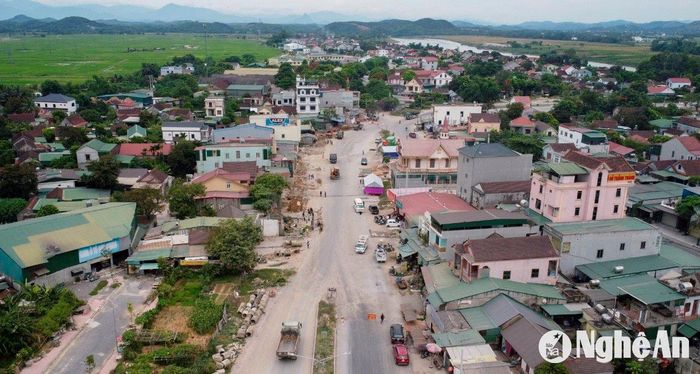 Vì lỏng lẻo trong công tác quản lý, dẫn đến tình trạng lấn, chiếm dụng hành lang đường bộ nên khi Quốc lộ 7 đoạn qua địa bàn xã Lưu Sơn (Đô Lương) được cải tạo, nâng cấp, vào ngày 18/6/2024 UBND huyện Đô Lương đã phải tổ chức bảo vệ thi công. Ảnh: Thành Cường