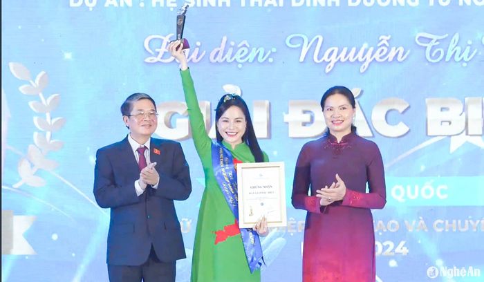 Các đồng chí Ủy viên Ban Chấp hành Trung ương Đảng: Nguyễn Đức Hải - Phó Chủ tịch Quốc hội; Hà Thị Nga - Chủ tịch Hội Liên hiệp Phụ nữ Việt Nam trao giải Đặc biệt cho Dự án “Hệ sinh thái dinh dưỡng từ nông sản xanh” của chị Nguyễn Thị Mến - Giám đốc Công ty TNHH Sản xuất và Thương mại Mom Beauty (thành phố Vinh). Ảnh: CSCC