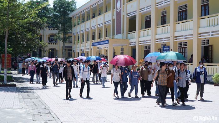Giờ tan trường của học sinh Trường THPT Quế Phong. Ảnh: Đào Tuấn