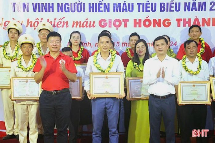 Thầy Trân là một trong những cá nhân được tôn vinh người hiến máu tiêu biểu toàn tỉnh tại chương trình "Hành trình đỏ" năm 2024.