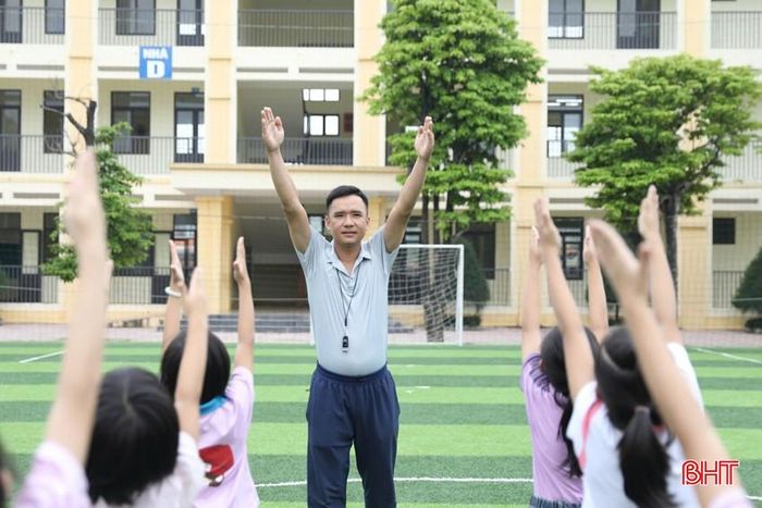 Là giáo viên dạy giáo dục thể chất nên thầy Trân có chế độ sinh hoạt và rèn luyện sức khỏe điều độ.