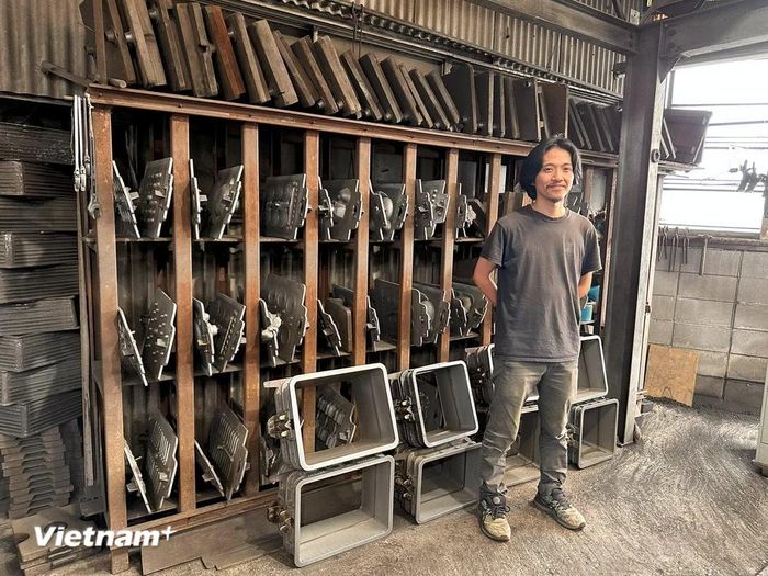  Nghệ nhân Kaito Kikuchi giới thiệu hàng trăm mẫu khuôn đúc của xưởng. (Ảnh: Nguyễn Tuyến/Vietnam+) 