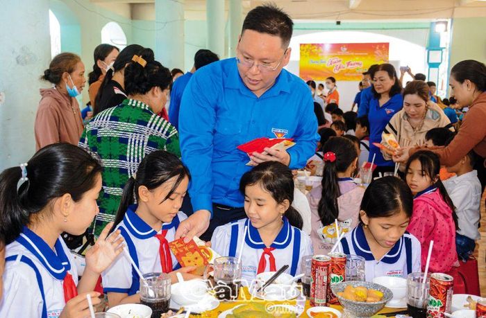 Anh Nguyễn Ngọc Thuận, Phó bí thư Thường trực Tỉnh đoàn, Chủ tịch Hội LHTN Việt Nam tỉnh, tặng quà các em có hoàn cảnh khó khăn trong bữa cơm “Xuân yêu thương”, tại Nhà Thiếu nhi tỉnh, tết Nguyên đán năm 2023).