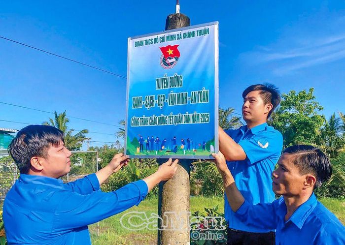 Phong trào xây dựng nông thôn sáng - xanh - sạch - đẹp được thanh niên thực hiện khắp nơi trong tỉnh.