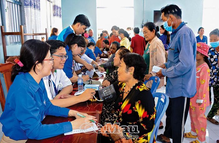 Hằng năm, các cấp bộ hội tổ chức hoạt động “Thầy thuốc trẻ làm theo lời Bác, tình nguyện vì sức khoẻ cộng đồng” với những việc làm thiết thực. (Ảnh: Thầy thuốc trẻ khám bệnh miễn phí cho người dân xã Phong Ðiền, huyện Trần Văn Thời).