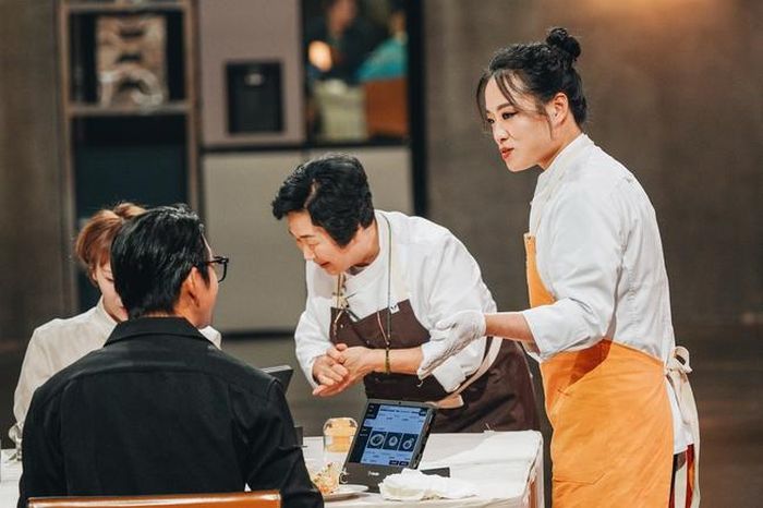 Các đầu bếp Lee Young Sook (trái) và Jung Ji Sun trong một cảnh của"Culinary Class Wars". Ảnh: Netflix Korea