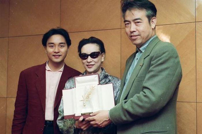 (Từ trái sang): Trương Quốc Vinh, nhà sản xuất Từ Phong và đạo diễn Trần Khải Ca khi nhận giải Cành cọ Vàng tại LHP Cannes năm 1993