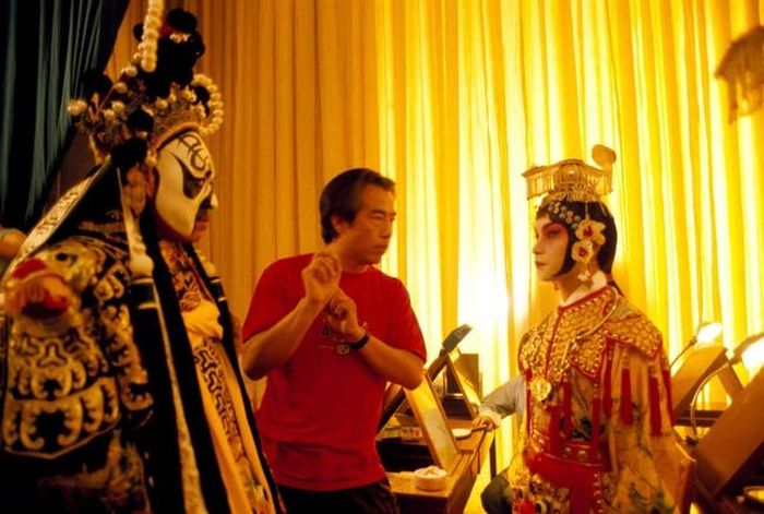 Đạo diễn Trần Khải Ca (giữa) chỉ đạo trong quá trình quay phim