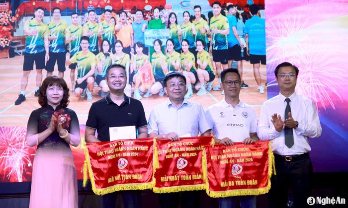 Ban tổ chức trao giải Nhất, Nhì, Ba toàn đoàn. Ảnh: Quang An