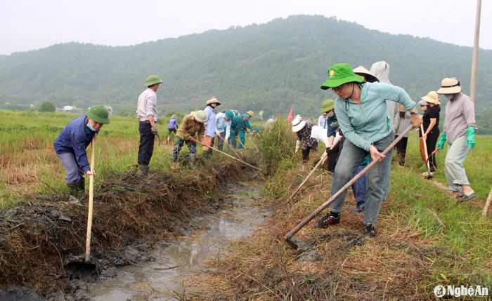 Đông đảo người dân xã Hưng Tây nạo vét kênh mương nội đồng. Ảnh: Q.A