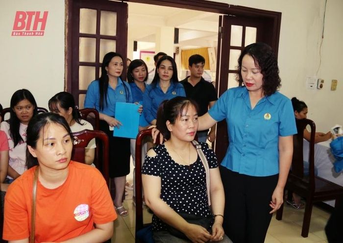 Phó Chủ tịch Thường trực LĐLĐ tỉnh Trịnh Thị Hoa thăm hỏi tình hình sức khỏe của đoàn viên, NLĐ.