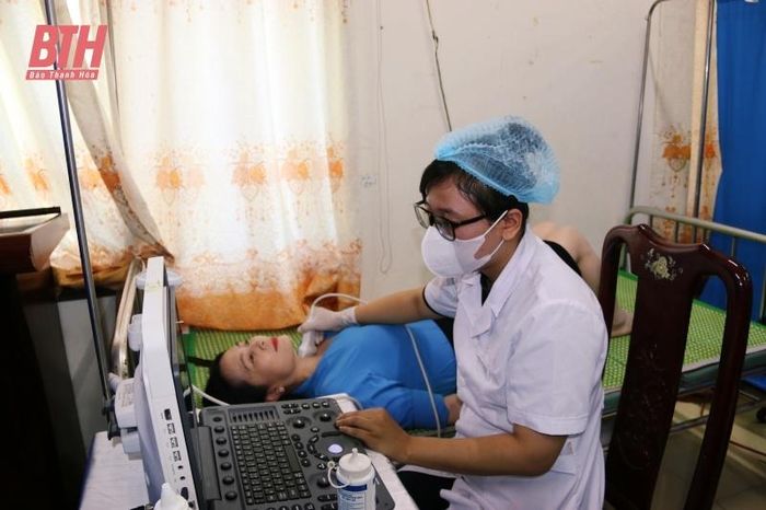 Bác sỹ siêu âm tuyến giáp cho NLĐ.