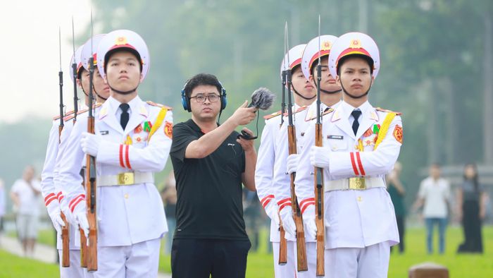 Kỹ thuật viên Đài Hà Nội thu âm trực tiếp tại Lễ thượng cờ ở Quảng trường Ba Đình bằng thiết bị chuyên dụng.