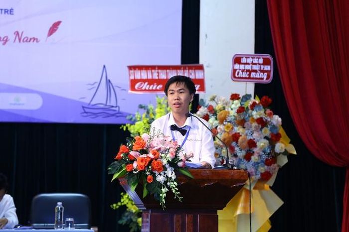 Cao Việt Quỳnh, đại biểu nhỏ tuổi nhất, sinh năm 2008