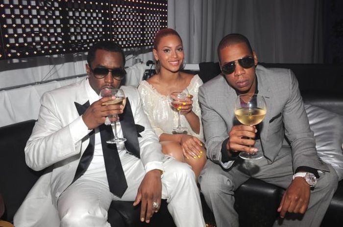 Beyoncé và Jay-Z tại một bữa tiệc của Diddy (trái ngoài cùng)