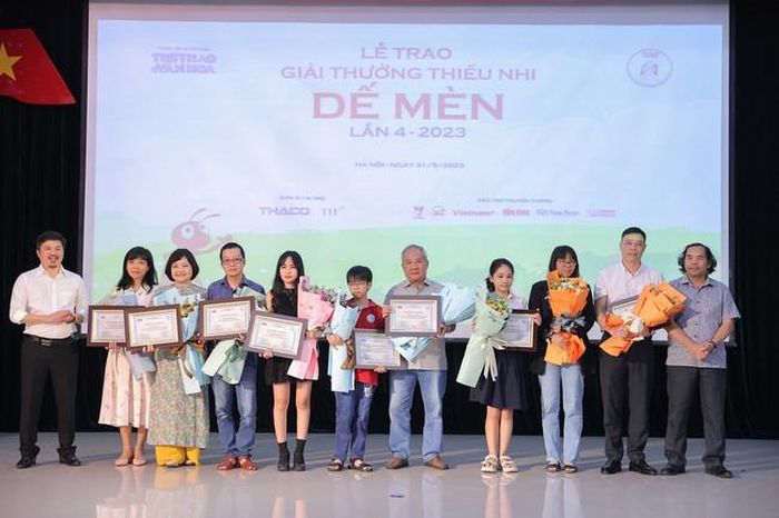 Tác giả Hà Mi (thứ 3 từ phải sang) tại Lễ trao giải Dế Mèn 2023