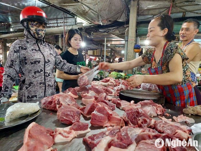 Giá thịt lợn tăng cao so với các tháng trước đó. Ảnh: T.P
