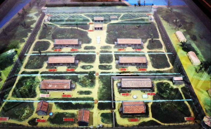 Sa bàn mô phỏng kiến trúc và các hạng mục của Nhà lao Vinh được trưng bày tại Bảo tàng Xô viết Nghệ Tĩnh. Trong mô phỏng có thể thấy được cấu trúc của các bốt gác nhà lao thời kỳ chưa bị xóa bỏ. Ảnh: Thanh Quỳnh