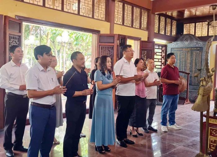 Du khách dâng hương tại “Nhà tưởng niệm các liệt sĩ Xô viết Nghệ Tĩnh”. Ảnh tư liệu: Thanh Quỳnh