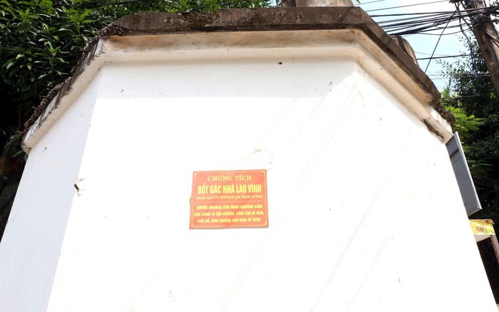 Tấm biển nghiêm cấm các hành vi xâm hại chứng tích bốt gác Nhà lao Vinh được UBND phường Cửa Nam in đỏ, đính ngay trên vách tường của chứng tích nhưng dường như không cải thiện được tình hình. Ảnh: Thanh Quỳnh
