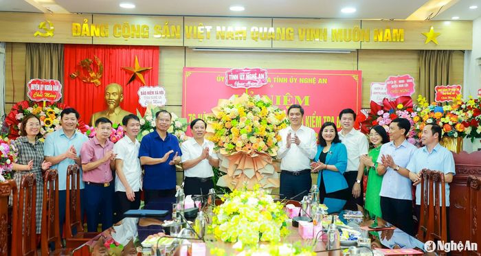 Phó Bí thư Tỉnh ủy Hoàng Nghĩa Hiếu và đoàn tặng hoa chúc mừng Ủy ban Kiểm tra Tỉnh ủy. Ảnh: Thành Duy