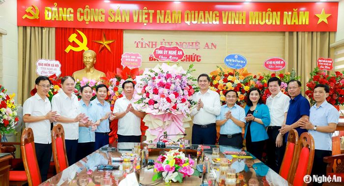 Phó Bí thư Tỉnh ủy Hoàng Nghĩa Hiếu và đoàn tặng hoa chúc mừng Ban Tổ chức Tỉnh ủy. Ảnh: Thành Duy