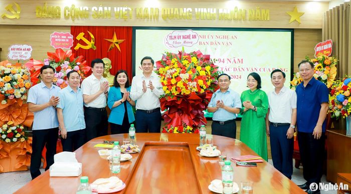 Phó Bí thư Tỉnh ủy Hoàng Nghĩa Hiếu và đoàn tặng hoa chúc mừng Ban Dân vận Tỉnh ủy. Ảnh: Thành Duy