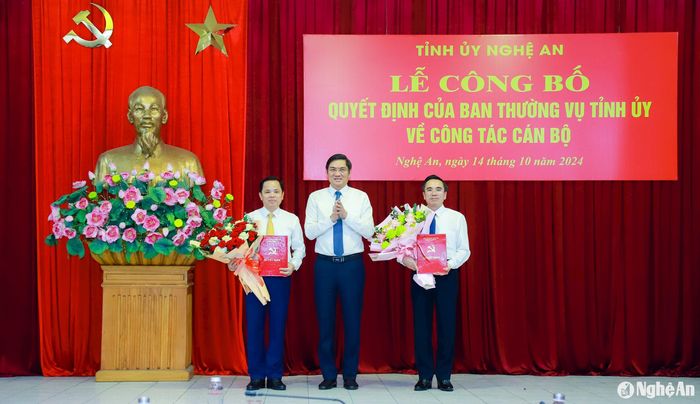Đồng chí Hoàng Nghĩa Hiếu - Phó Bí thư Thường trực Tỉnh ủy trao các quyết định và tặng hoa chúc mừng các đồng chí: Phan Sỹ Cường và Lê Văn Ngọc. Ảnh: Thành Duy