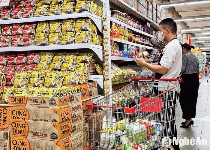 Xăng tăng, điện tăng, người tiêu dùng e ngại giá cả sẽ tiếp tục tăng cao trong những tháng cuối năm. Ảnh: T.P