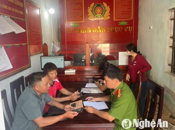 Gia đình anh Trần Quang C. đang trình báo tại trụ sở Công an xã. Ảnh: Hữu Thịnh