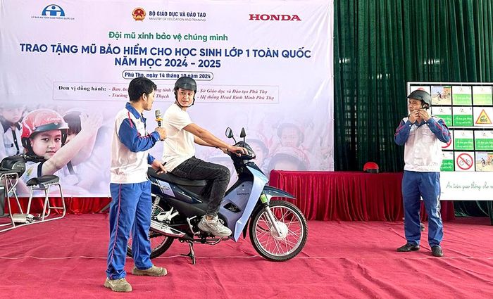 Hướng dẫn viên lái xe an toàn của Công ty TNHH Bình Minh hướng dẫn phụ huynh cách điều khiển và chở học sinh ngồi sau xe an toàn.