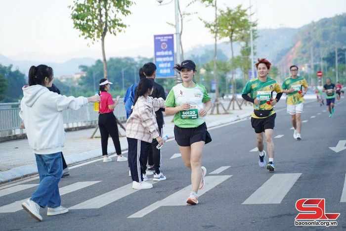 Các VĐV tham gia giải chạy Sơn La Marathon Elite Hill năm 2024.