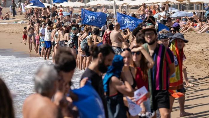 Hàng chục cư dân Barcelona biểu tình phản đối cuộc thi đua thuyền America’s Cup vào ngày 7/9/2024. Ảnh: Nurphoto