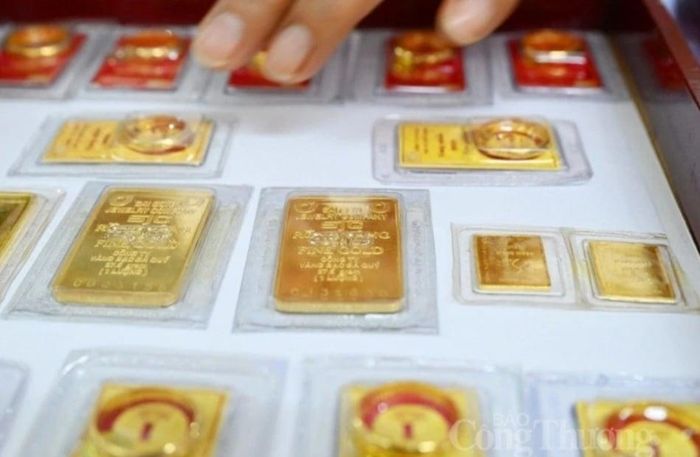 Sáng nay (15/10), giá vàng nhẫn giảm trung bình 100.000 đồng/lượng trong bối cảnh đồng USD tăng ở cả thị trường trong nước và quốc tế.