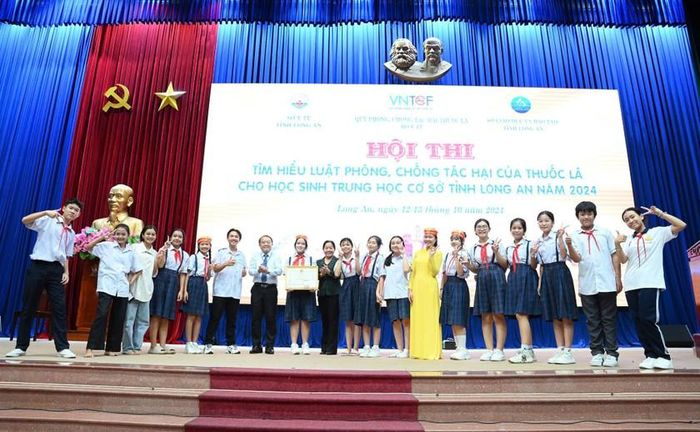 Ban tổ chức trao Giải Nhất hội thi cho Trường THCS Nhựt Tảo (TP Tân An).