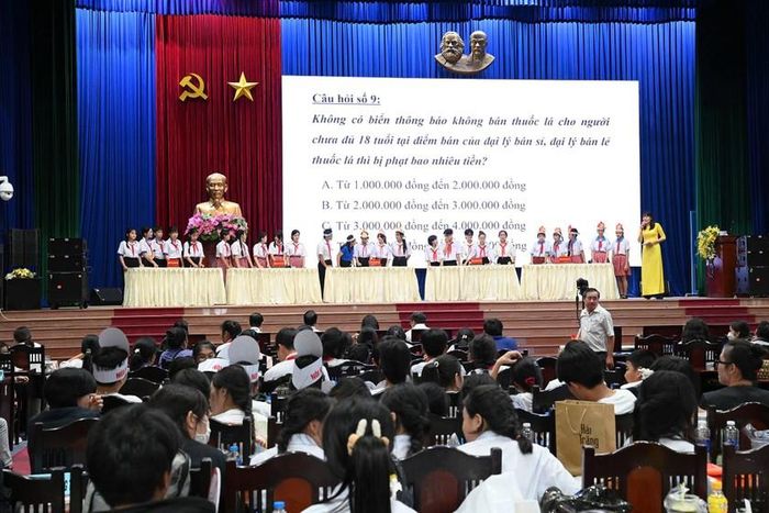 Thí sinh tham gia phần thi kiến thức.