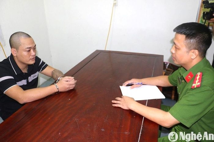Cơ quan chức năng làm việc với đối tượng Lê Thanh Hưng trú tại xã Diễn Kỷ, huyện Diễn Châu về hành vi sử dụng con dấu, tài liệu giả lừa đảo, chiếm đoạt tài sản. Ảnh tư liệu Phạm Thủy