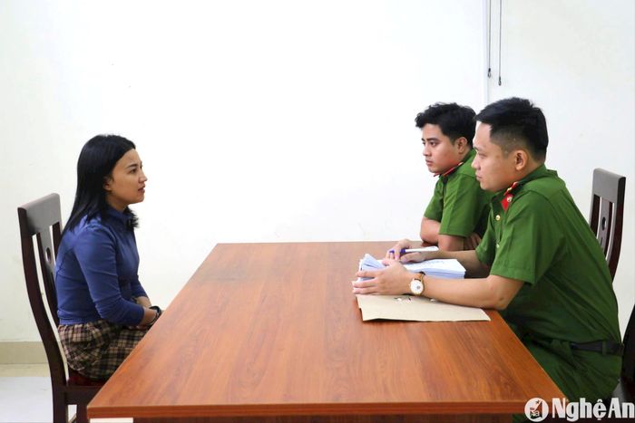 Cơ quan Công an làm việc với Nguyễn Thị Thoan - đối tượng đã lừa đảo chiếm đoạt hơn 2,7 tỷ đồng của các bị hại thông qua hình thức kêu gọi góp vốn. Ảnh tư liệu Cao Loan