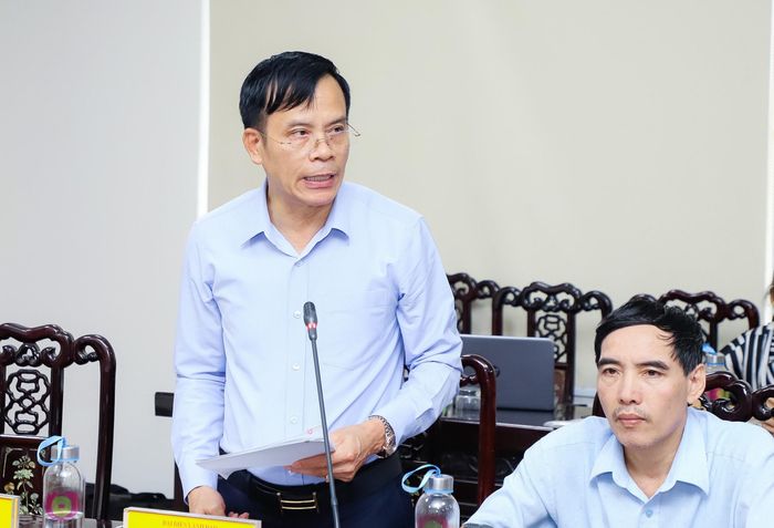 Chủ tịch UBND thành phố Vinh Trần Ngọc Tú báo cáo nội dung vụ việc. Ảnh: Phạm Bằng