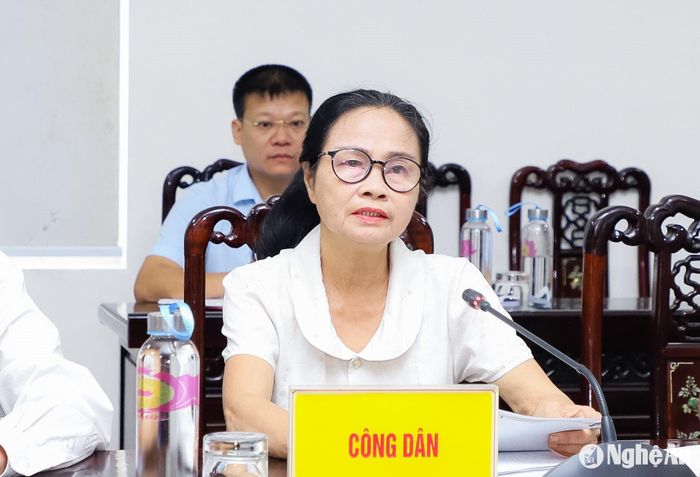 Công dân Đặng Thị Hương Lan, trú khối Liên Cơ, phường Hưng Dũng (TP. Vinh) trình bày nội dung kiến nghị. Ảnh: Phạm Bằng