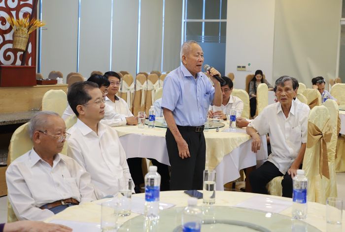 Đại diện các đồng chí nguyên Đặc Khu ủy viên Đặc Khu ủy Quảng Đà, Tỉnh ủy viên Tỉnh ủy Quảng Nam thời kỳ kháng chiến chống Mỹ phát biểu tại buổi gặp mặt. Ảnh: NGỌC PHÚ
