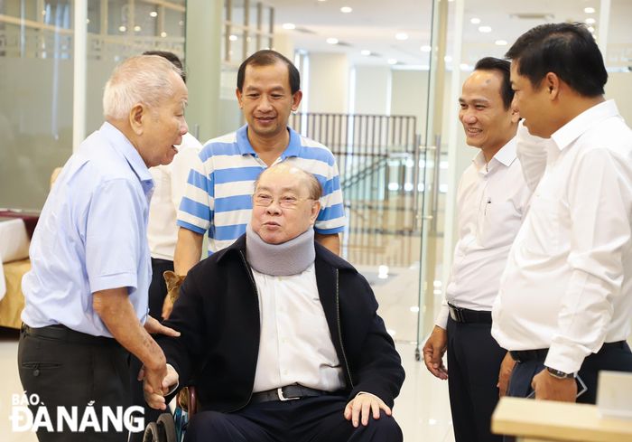 Lãnh đạo Tỉnh ủy Quảng Nam và Thành ủy Đà Nẵng gặp gỡ các đồng chí nguyên Đặc Khu ủy viên Đặc Khu ủy Quảng Đà, Tỉnh ủy viên Tỉnh ủy Quảng Nam thời kỳ kháng chiến chống Mỹ. Ảnh: NGỌC PHÚ