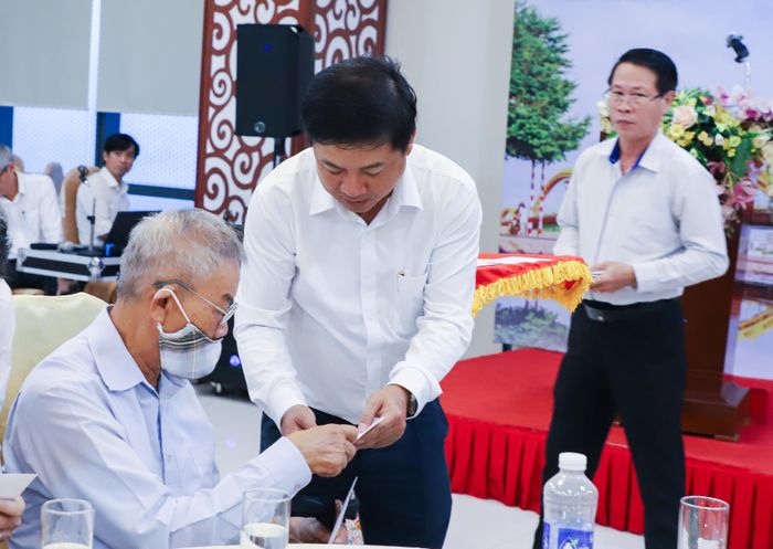 Bí thư Tỉnh ủy Quảng Nam Lương Nguyễn Minh Triết tặng quà cho các đồng chí nguyên Đặc Khu ủy viên Đặc Khu ủy Quảng Đà, Tỉnh ủy viên Tỉnh ủy Quảng Nam thời kỳ kháng chiến chống Mỹ. Ảnh: NGỌC PHÚ