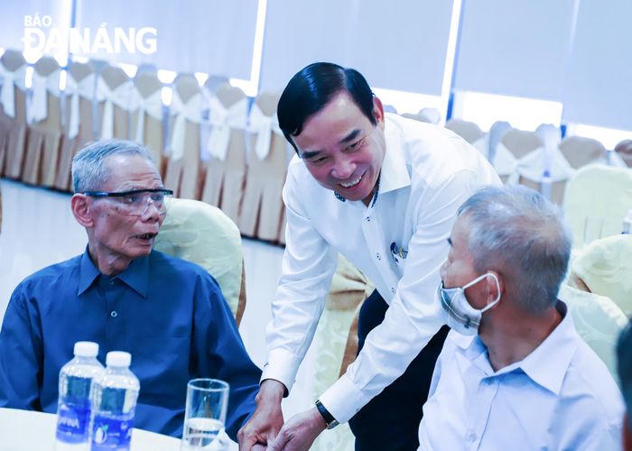 Chủ tịch UBND thành phố Lê Trung Chinh thăm hỏi các đồng chí nguyên Đặc Khu ủy viên Đặc Khu ủy Quảng Đà, Tỉnh ủy viên Tỉnh ủy Quảng Nam thời kỳ kháng chiến chống Mỹ. Ảnh: NGỌC PHÚ