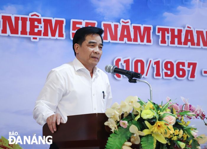 Chủ tịch UBND tỉnh Quảng Nam Lê Văn Dũng báo tình hình xây dựng Đảng, phát triển kinh tế-xã hội 9 tháng đầu năm của tỉnh Quảng Nam đến các đồng chí nguyên Đặc Khu ủy viên Đặc Khu ủy Quảng Đà, Tỉnh ủy viên Tỉnh ủy Quảng Nam thời kỳ kháng chiến chống Mỹ. Ảnh: NGỌC PHÚ